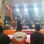 Ketua Bawaslu Ahmad Mustain menampilkan Seni Sandur setelah memberikan sambutan dengan bahasa Madura.