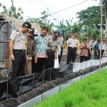 Kapolres saat menertibkan perangkap tikus yang menggunakan arus listrik. foto: ZAINAL/ BANGSAONLINE