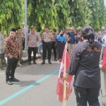 Mahasiswa yang tergabung dalam GMNI saat menggelar demo di DRPD Trenggalek.