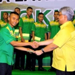 Dirut PT. PG Nugroho Christijanto memberikan ucapan kepada siswa Lolapil usai diwisuda. foto: SYUHUD/ BANGSAONLINE