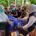 Gubernur Jawa Timur, Khofifah Indar Parawansa, saat meninjau operasi pasar minyak goreng di UPT Bapenda Jatim di Kota Blitar.