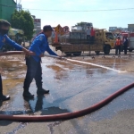 Penyemprotan jalan Sultan Agung sebelum dibuka kembali.