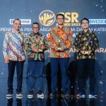 Direktur Komersial & Kelembagaan Bank DKI, Herry Djufraini, saat menerima penghargaan Best CSR 2023.