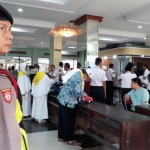 Suasana saat pemeriksaan para JCH di Graha Bir Ali Embarkasi Surabaya.