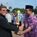 Wakil Bupati Tuban, Ir Noor Nahar Husein saat memberikan piala terbaik I lomba Adiwiyata kepada kepala MAN Tuban, Saifudin Yulianto. foto: suwandi/BANGSAONLINE