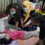 Relawan RGR dan SuaR saat mengunjungi adik Isma dan Sudarwanto yang hanya bisa terbaring lemah di atas tempat tidur sederhana. foto: MUJI HARJITA/ BANGSAONLINE