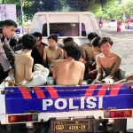 Petugas dari Polsek Sukolilo saat mengamankan anggota gangster.