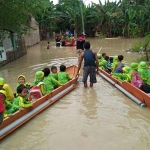 Anak-anak ke sekolah harus diantar dengan menggunakan sampan. 