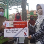 Wali Kota Mojokerto secara simbolis menyerahkan Kartu Keluarga Sejahtera bagi warga terdampak Covid-19.