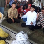 Cagub Jatim Gus Ipul bersama Ketua PDIP Gresik Hj. Siti Muafiyah bertemu nelayan di Balai Keling Kelurahan Kroman Gresik. foto: syuhud/ bangsaonline