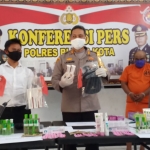 Kapolres Blitar Kota AKBP Leonard M Sinambela menunjukkan sejumlah barang yang dicuri pelaku dari sejumlah supermarket.