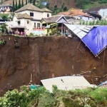 Tanah setinggi 30 meter di Dusun Ledoksari, Desa Ngadiwono, Kecamatan Tosari, Kabupaten Pasuruan longsor. (foto: ist)