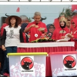 Ketua DPC PDIP Kabupaten Ponorogo Bambang Yuwono bersama jajaran pengurus saat memberikan potongan tumpeng kepada masyarakat Ponorogo.