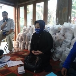 Sekretaris DPC Partai Demokrat Jember, Agusta Jaka saat di acara giat sosial pembagian sembako untuk warga terdampak Covid-19 di Jalan Udang Windu, Kecamatan Kaliwates, Rabu (13/5/2020).