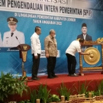 Bupati Jember Hendy Siswanto saat membuka sosialisasi sistem pengendalian intern pemerintahan (SPIP) di Hotel Aston ditandai dengan pemukulan gong, Rabu (2/11).