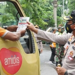 Kapolresta Sidoarjo Kombespol Sumardji turun langsung memberi pemahaman ke pengguna jalan melalui pamflet. 