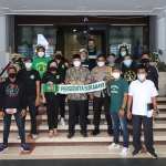 Wali Kota Surabaya Eri Cahyadi saat foto bersama Bonek (pendukung Persebaya). (foto: ist)