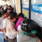 Sehari menjelang kenaikan biaya STNK dan BPKB, ribuan warga Tuban mendatangi Samsat setempat untuk mengurus surat-surat kendaraan. foto: SUWANDI/ BANGSAONLINE