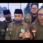 Ketua IWNU Gresik, Sunyoto bersama para pengurus saat memberikan keterangan pers. foto: SYUHUD/ BANGSAONLINE