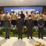 Bupati Yuhronur dan Ketua PWI Jatim Ainur Rochim dan Forkopimda Lamongan foto bersama Pengurus PWI Lamongan. (foto: ist)