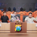 Polres Jember saat konferensi pers ungkap kasus penambangan emas ilegal.