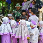 Satgas TMMD Kodim Sumenep memberikan hiburan kepada anak-anak TPQ.