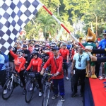 Gubernur Khofifah ketika melepas keberangkatan peserta gowes.