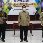 Ketua DPRD Kabupaten Kediri Dodi Purwanto (kiri) dan Bupati Kediri Hanindhito Himawan Pramana (kanan) saat menerima penghargaan Opini WTP dari BPK RI. (foto: ist)