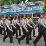 Para polwa yang hendak dibariskan didepan mapolres Lamongan. foto: Aris/harian bangsa