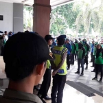 Ratusan buruh ketika demo di depan kantor Pemkab Gresik. foto: SYUHUD/ BANGSAONLINE