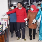 Bupati Pungkasiadi pimpin penyemprotan disinfektan untuk cegah penyebaran Virus Corona. 