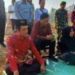 Menkopolhukam Mahfud MD saat ziarah ke makam orang tuanya, terutama ayahnya Haji Mahmudin, di Desa Plakpak, Pamekasan Madura, Jumat (1/11/2019). foto: Istimewa/ BANGSAONLINE.com