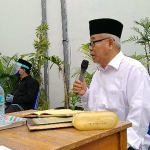 Prof. Dr. KH. Asep Saifuddin Chalim, M.Ag saat membaca kitab Mukhtarul Ahadits dan memimpin istighatsah siswa-siswi SMP Unggulan Amanatul Ummah di Jalan Siwalankerto Utara Surabaya, Sabtu (20/6/2020) . foto: MMA/ bangsaonline.com