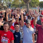 Bakal calon bupati Lukman Hakim foto bersama peserta jalan sehat.