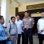 Keluarga korban pasien RSI Siti Khodijah Kecamatan Taman Sepanjang mendatangi Sentra Pelayanan Kepolisian Terpadu (SPKT) Polresta Sidoarjo, Selasa (30/1). 