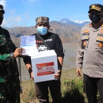 Kapolres Pasuruan AKBP Erick Frendriz, S.I.K., M.Si. saat saat memberikan bantuan sosial di Desa Wonokitri, Kecamat Tosari, Kabupaten Pasuruan, Sabtu (22/8/2021). foto: ist