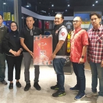 Presiden PSMP, Raja Siahaan, dengan perwakilan AZA Activewear, Rocky Maghbal, di DBL Academy Pakuwon, Surabaya.