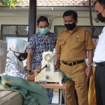 General Manager of CSR SIG, Edy Saraya (baju putih), melihat pelatihan menjahit bagi ibu-ibu PKK Kelurahan Singosari, Kabupaten Gresik. foto: ist.