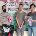 Pelaku dan barang bukti saat diamankan di Polsek Wonosalam.