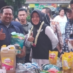 Bupati Ikfina meninjau stan-stan pasar murah.