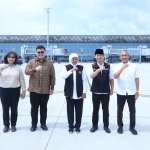 Gubernur Khofifah bersama pimpinan daerah di sekitar Bandara Internasional Dhoho.