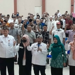 Bupati Situbondo, Karna Suswandi, saat foto bersama para ketua RT.