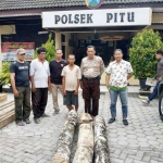 Pelaku bersama barang bukti diamankan di Mapolsek Pitu.