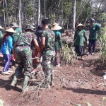 Terlihat, warga sangat antusias bisa berdampingan dengan TNI melaksanakan program TMMD. 