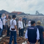 Bupati Banyuwangi, Ipuk Fiestiandani, bersama pimpinan SKPD dan Forkopimcam Kecamatan Wongsorejo saat meninjau Pasar Galekan yang terbakar. Foto: Ist