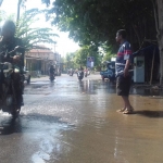 Tampak Jalan Supriyadi langsung tergenang setelah diguyur hujan sebentar.