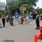 Foto Ilustrasi situasi pengamanan di depan City of Tomorrow Mall (Cito) pada siang hari.  Jalan ini menjadi pintu masuk Kota Surabaya . Pada siang hari ada kalanya sepi, tapi pada waktu tertentu juga ramai. Sejak diberlakukan jam malam terkait PSBB, maka pada pukul 9 malam hingga pukul 4 pagi jalan ini ditutup. Foto: Humas Pemkot Surabaya