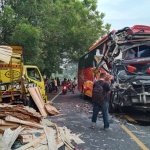 Kondisi kedua kendaraan usai bertabrakan, tampak bagian depan bus mengalami kerusakan cukup parah.