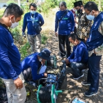 Petugas sedang melakukan tes geolistrik di lokasi.