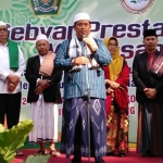 Kepala Kantor Kemenag Kota Malang Dr. H. Mochtar Hazawawi, M.Ag, didampingi Kasubag TU Kemenag Drs. Mukhlis, Kepala MAN 2, Kepala MTsN 1, dan Kepala MIN 1 Kota Malang menyampaikan sambutan pembukaan pawai gebyar prestasi madrasah terpadu, Sabtu (28/09). foto: Iwan Irawan/ BANGSAONLINE